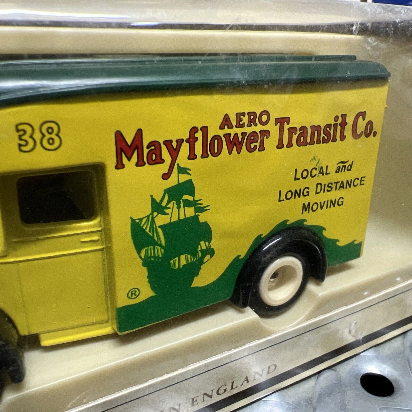 Lledo Mayflower Parcels Van - New In Box