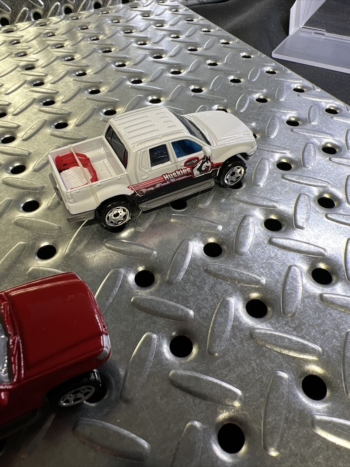 MATCHBOX MB24 FORD EXPLORER SPORTS TRAC 2002 SERIES SET OF 2