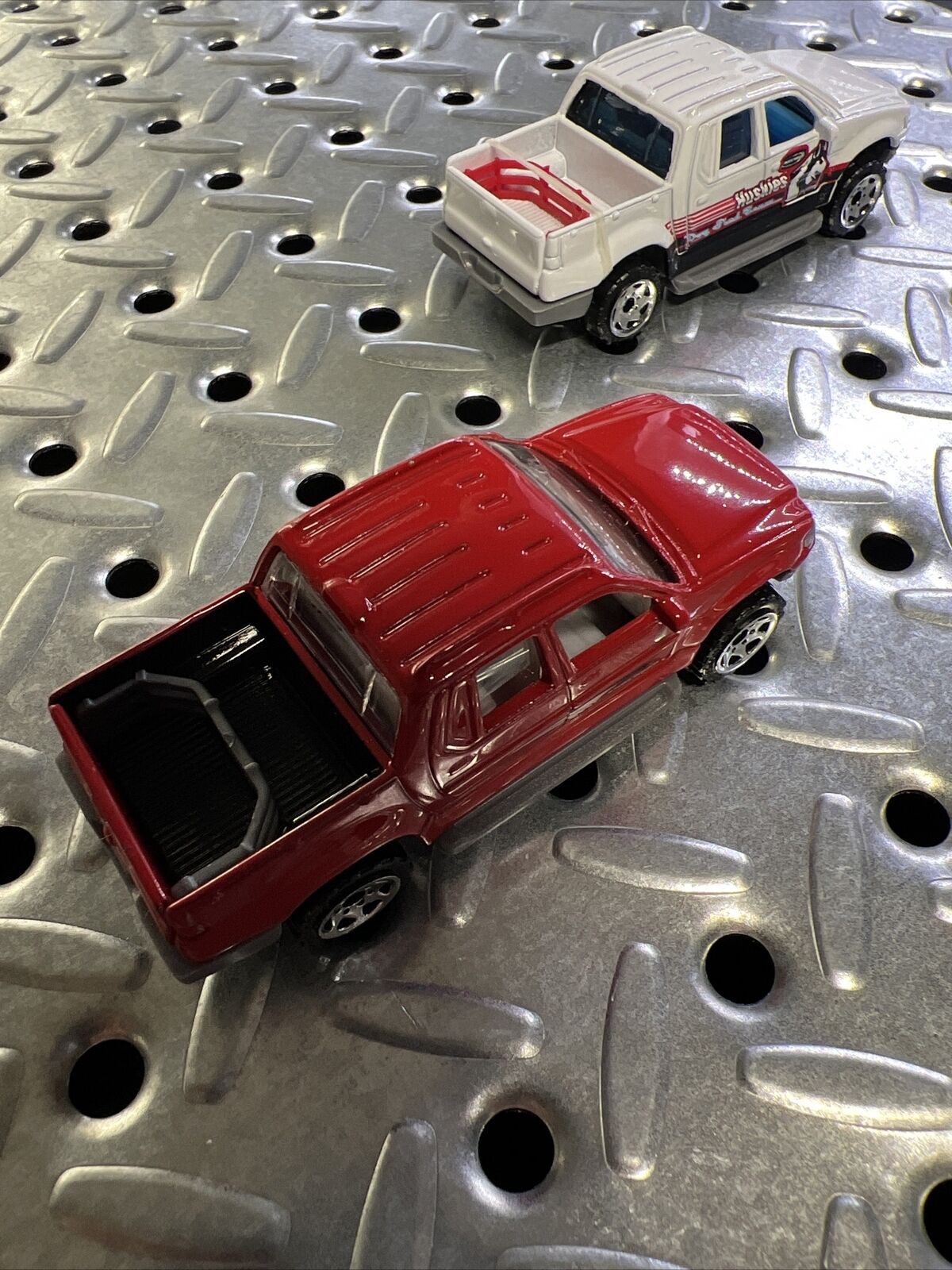 MATCHBOX MB24 FORD EXPLORER SPORTS TRAC 2002 SERIES SET OF 2