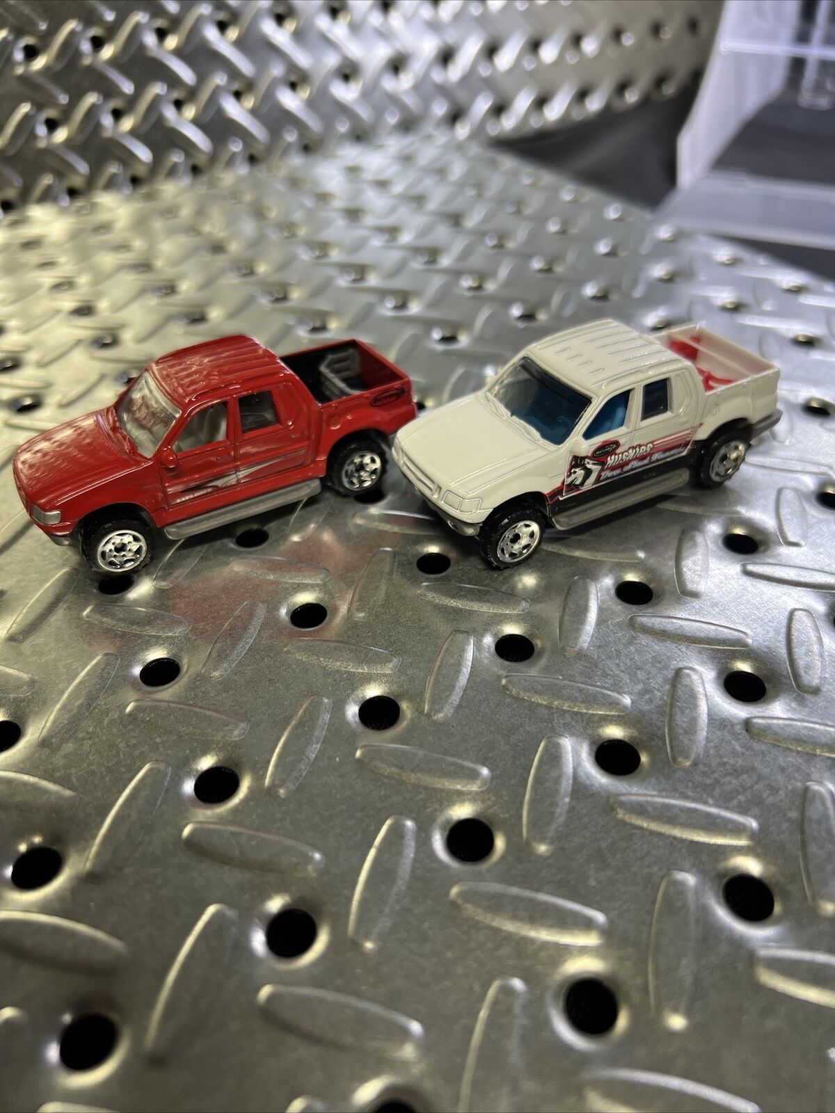 MATCHBOX MB24 FORD EXPLORER SPORTS TRAC 2002 SERIES SET OF 2