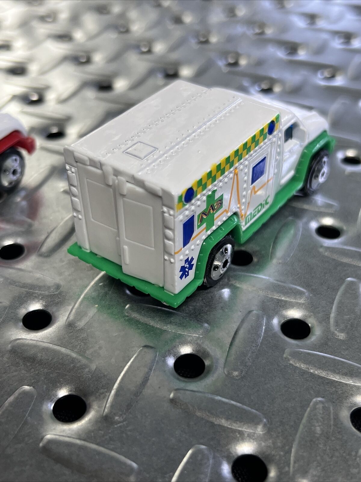 Matchbox 2000 White Ambulance USA Ambulance Set Of 3 Mint