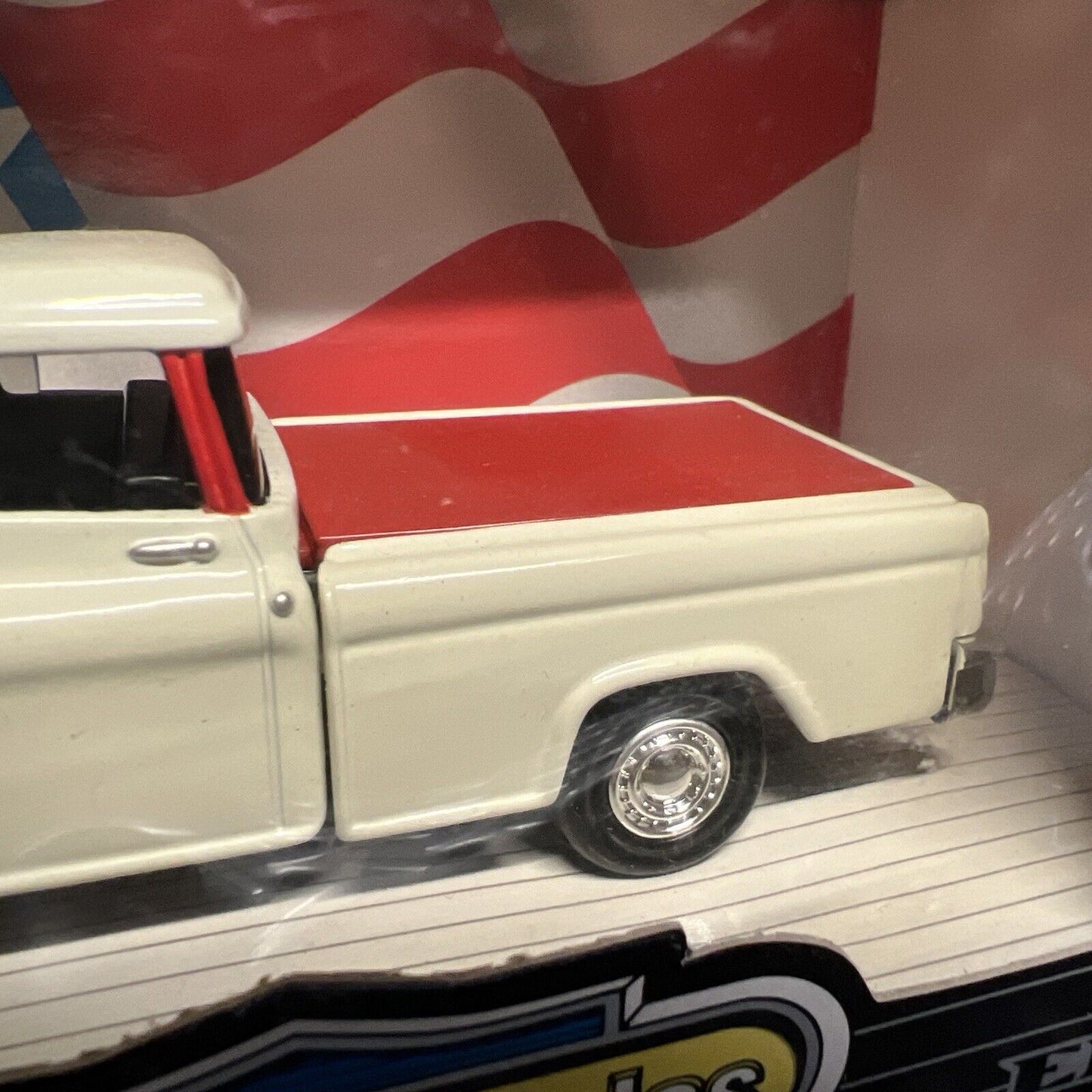 Ertl 2155 1/43 Scale 1955  Chevrolet Cameo Diecast Pickup White/Red