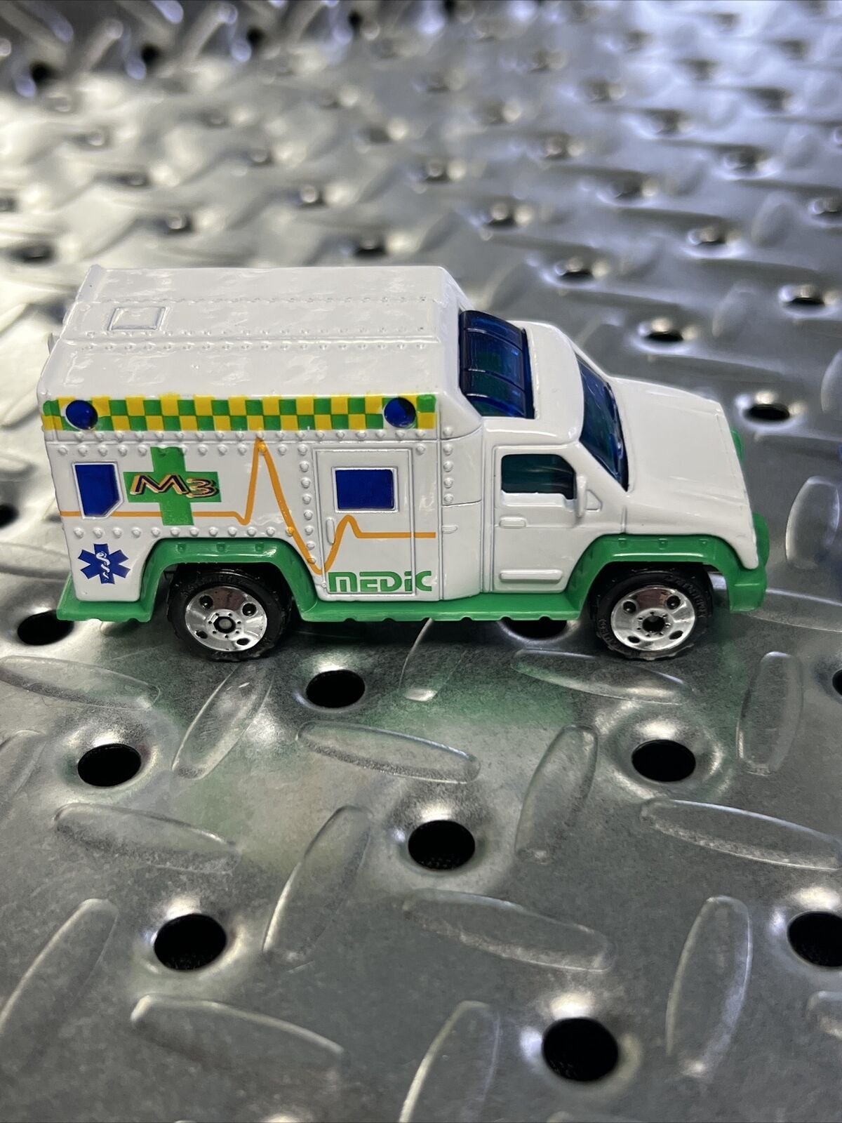 Matchbox 2000 White Ambulance USA Ambulance Set Of 3 Mint