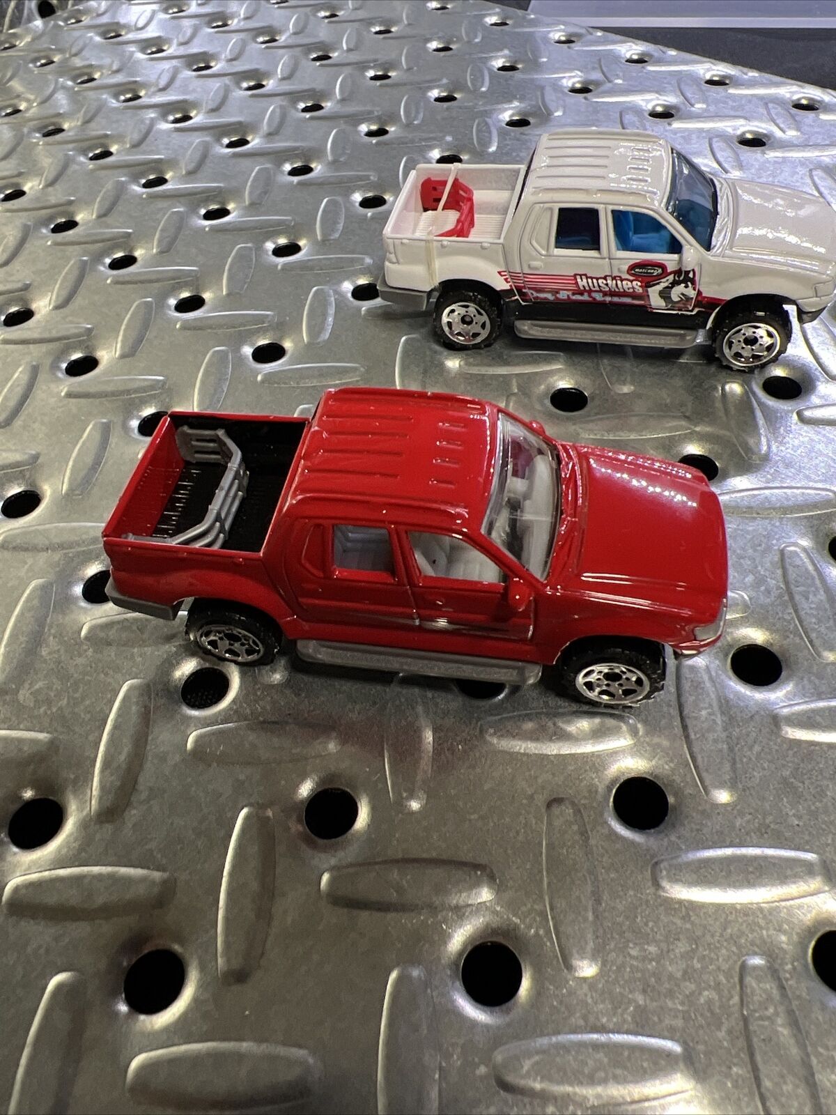 MATCHBOX MB24 FORD EXPLORER SPORTS TRAC 2002 SERIES SET OF 2