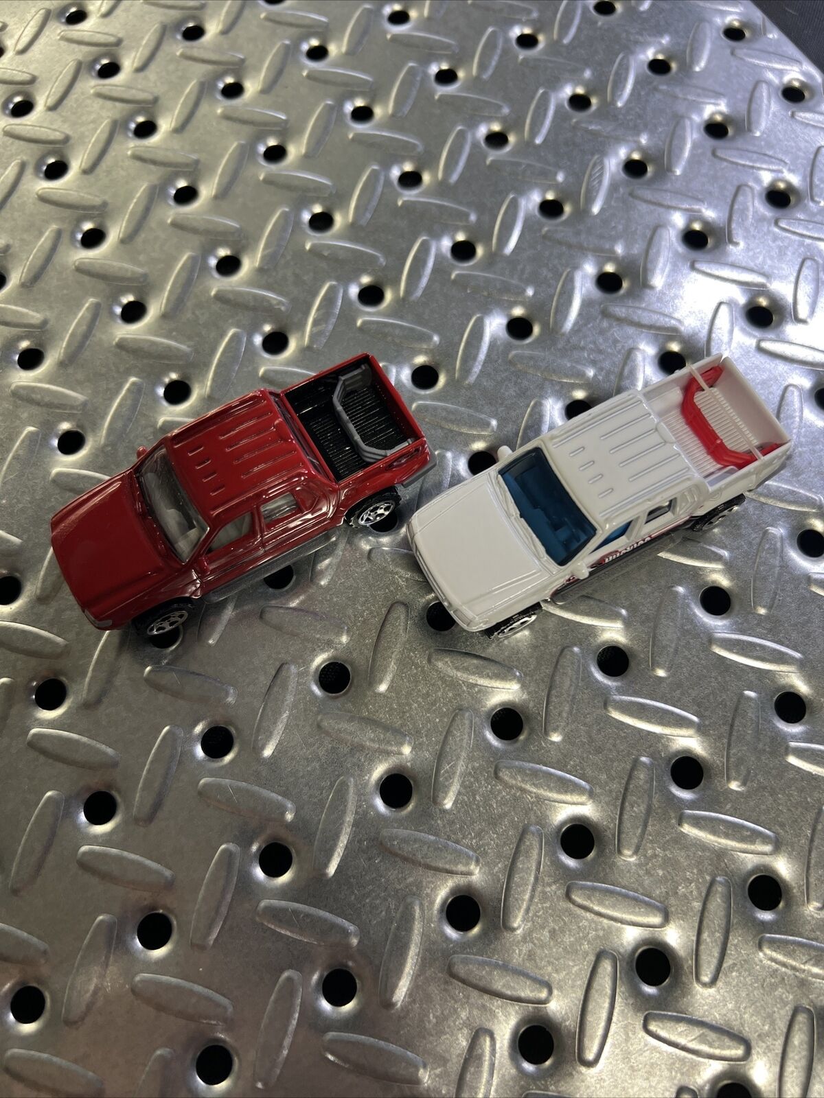 MATCHBOX MB24 FORD EXPLORER SPORTS TRAC 2002 SERIES SET OF 2