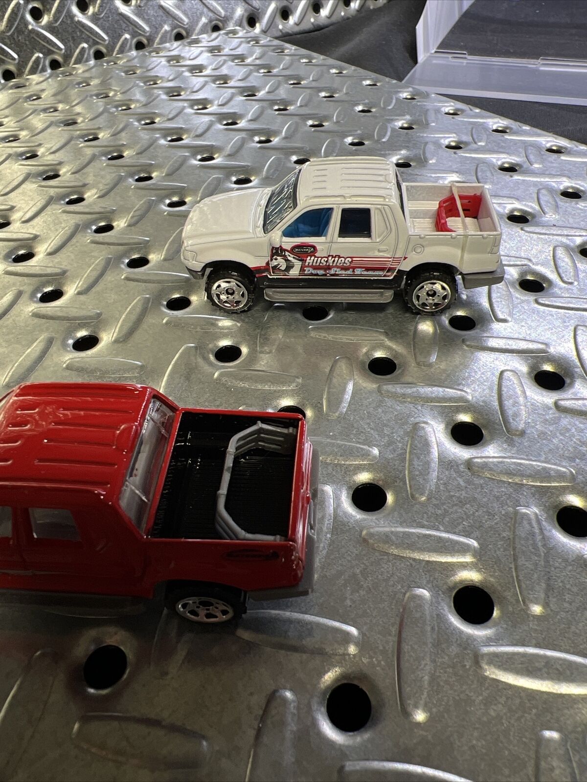 MATCHBOX MB24 FORD EXPLORER SPORTS TRAC 2002 SERIES SET OF 2