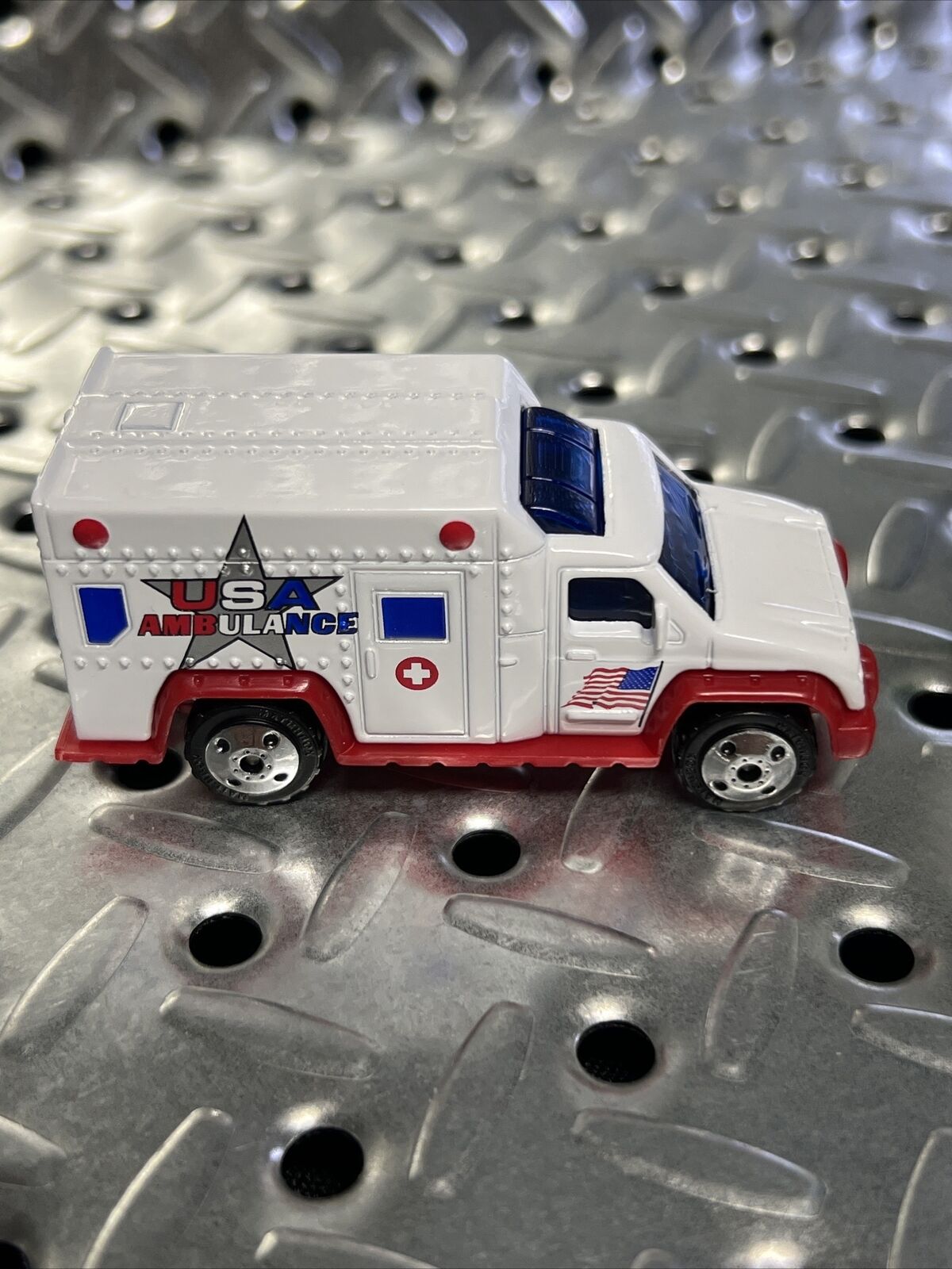 Matchbox 2000 White Ambulance USA Ambulance Set Of 3 Mint